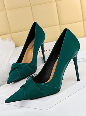 设计感绿色气质细跟单鞋女2024年春季新款法式优雅宴会尖头高跟鞋