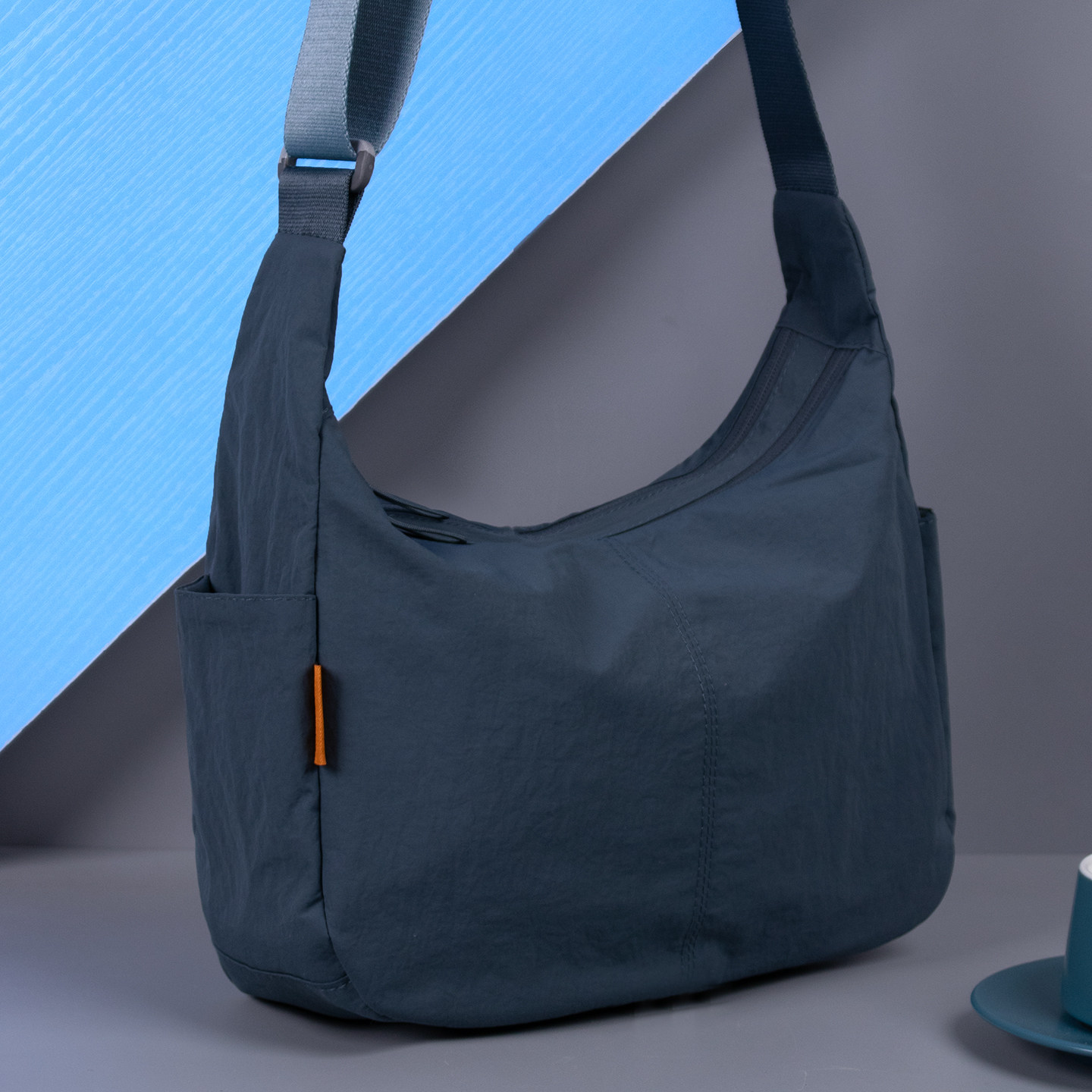 男士斜挎包2026新款单肩包男防水轻便大容量通勤包旅行户外运动包