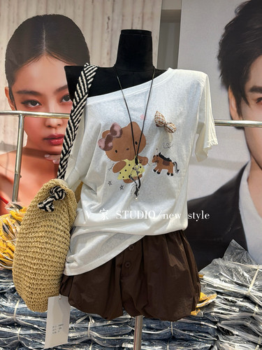2026夏韩系休闲慵懒斜肩短袖卡通印花短袖T桖花苞短裙套装配挂件