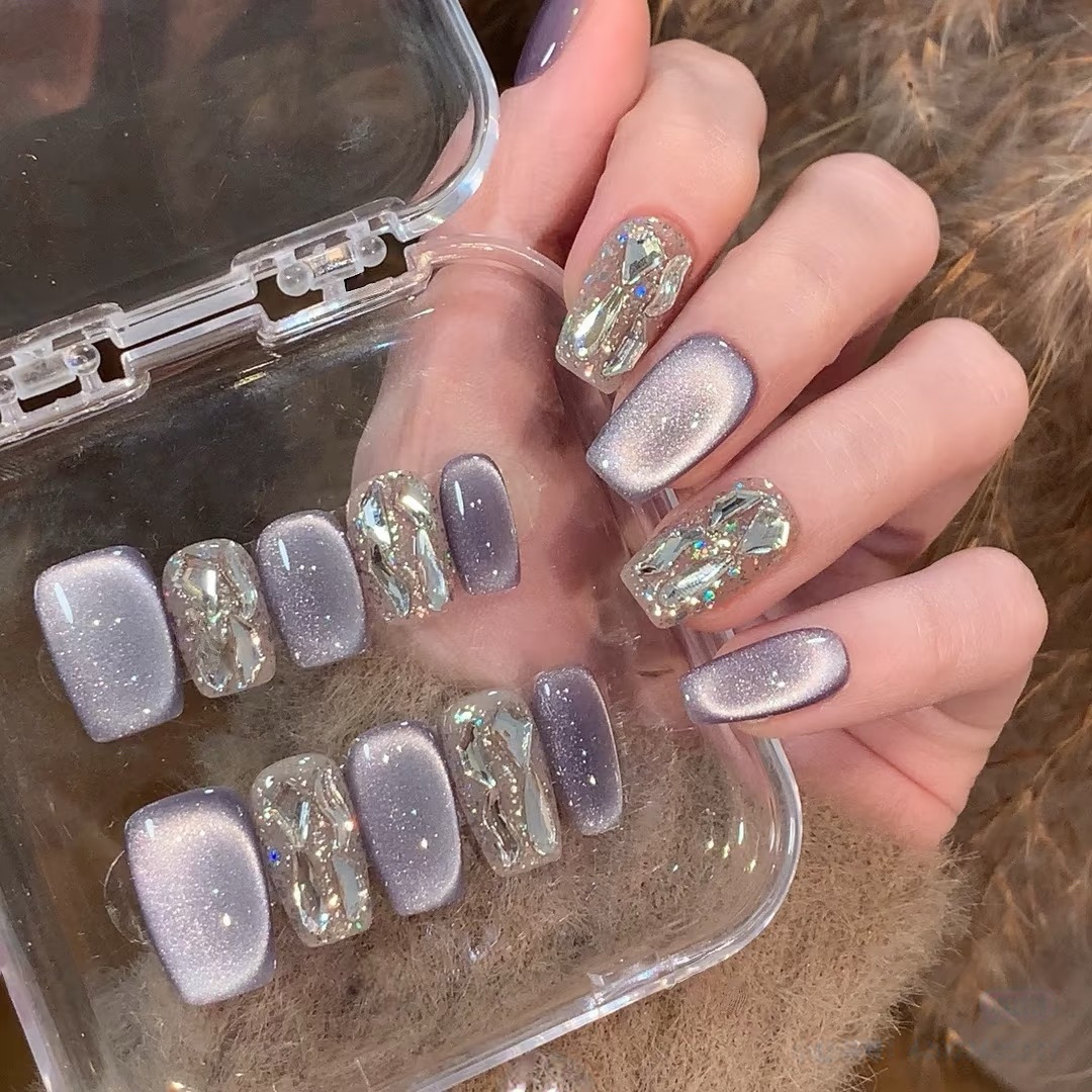 紫色猫眼带钻穿戴甲温柔显白短款