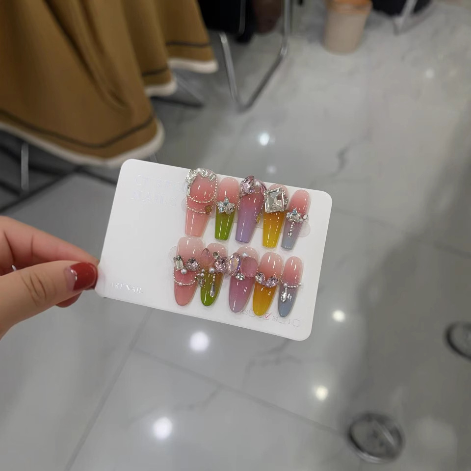 彩色堆钻可爱穿戴甲甜酷氛围感