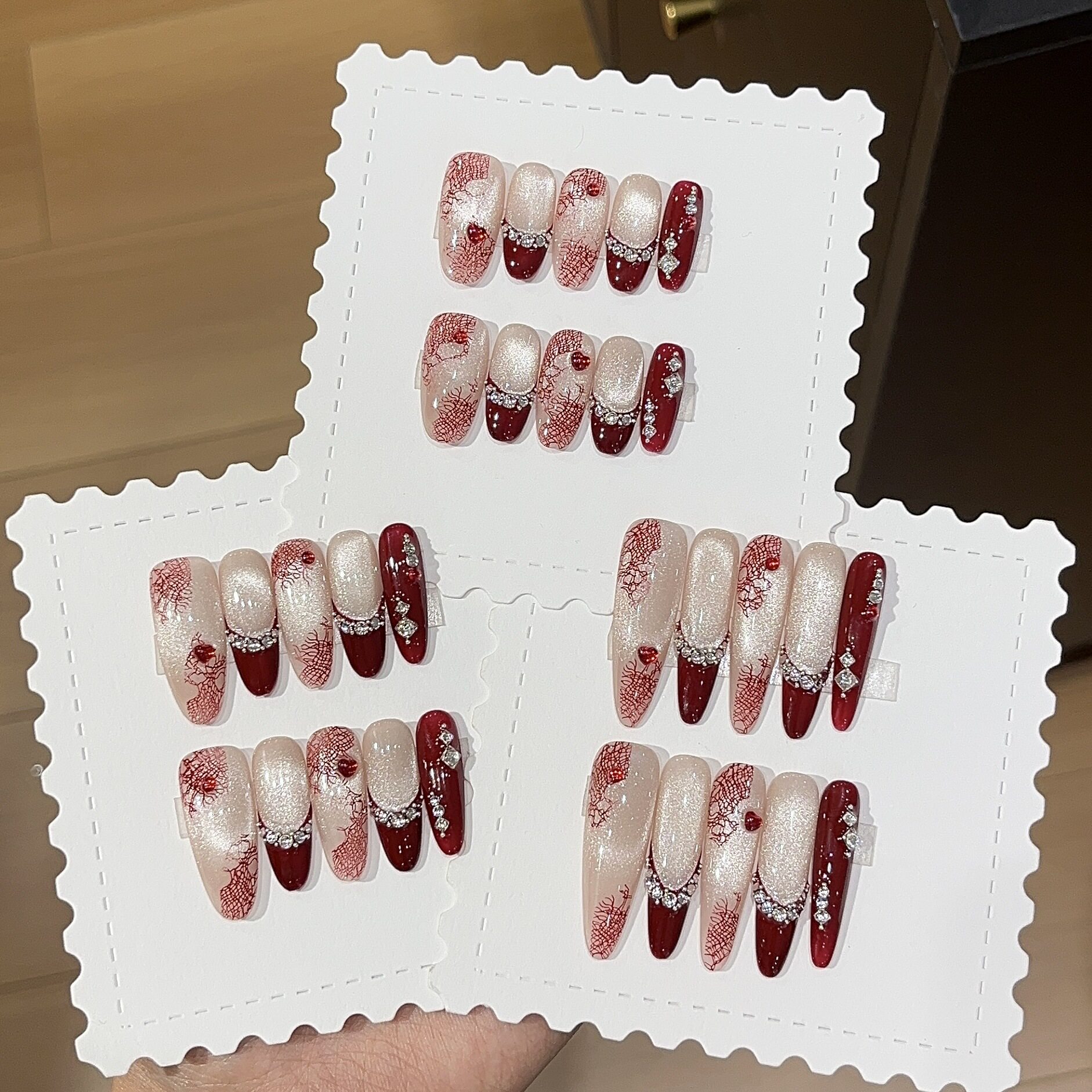 酒红法式碎花细闪杏仁手工穿戴甲
