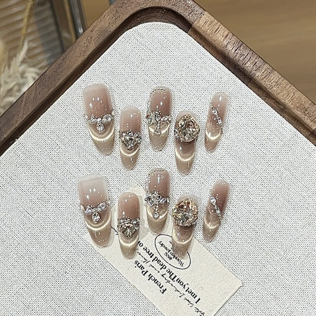 焦糖色微笑猫眼法式穿戴甲