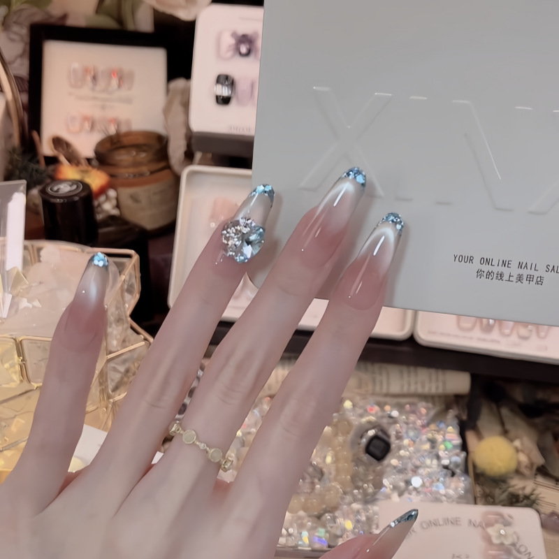 精致爆闪温柔水钻蓝边渐变穿戴甲