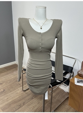 秋冬搭配hin合适～ 扣子褶皱包臀裙修身显瘦短裙长袖连衣裙