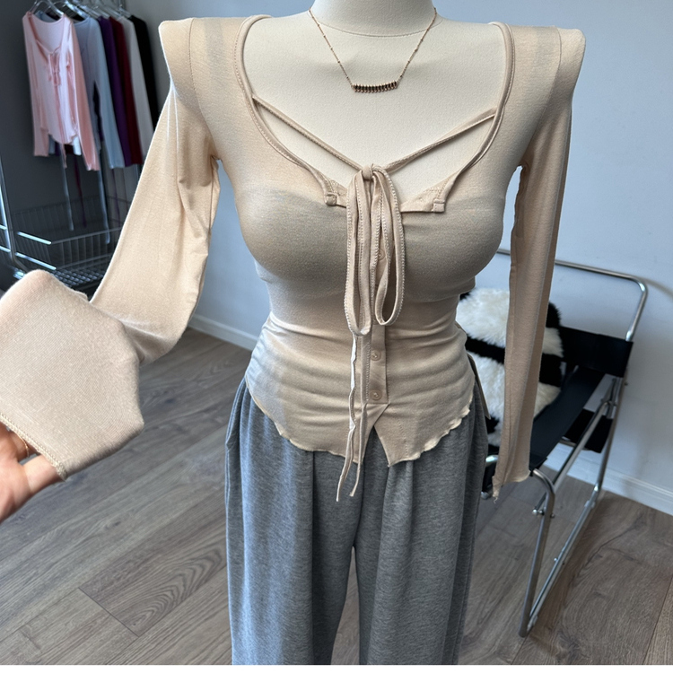 甜到心坎～ U领系带扣子长袖T恤修身薄款微透打底衫上衣