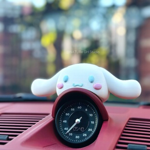 原创玉桂狗保时捷911问界帽子罗盘仪表盘装饰汽车摆件帕拉梅拉ins