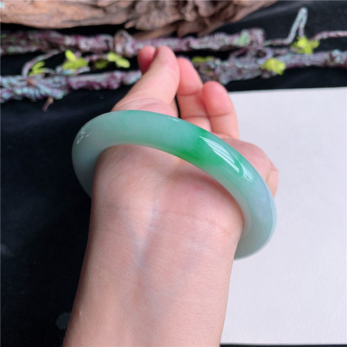7月新品 鸿玉翡翠61圈口冰糯种飘阳绿圆条玉手镯女款10P10714