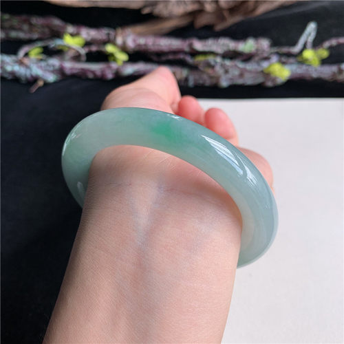 7月新品 鸿玉翡翠55圈口冰糯种飘绿圆条玉手镯女款正品28G50701