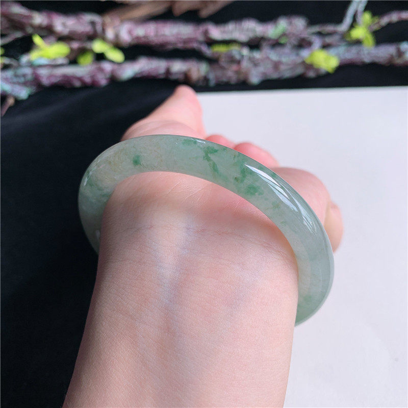 6月新品 鸿玉翡翠56圈口冰糯种飘绿花圆条玉手镯女款正品20V30604