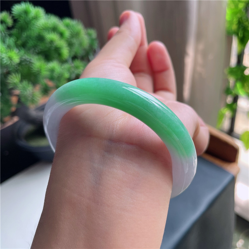 9月新品 鸿玉翡翠53圈口冰糯种飘阳绿圆条玉手镯女款正品36JJ0909