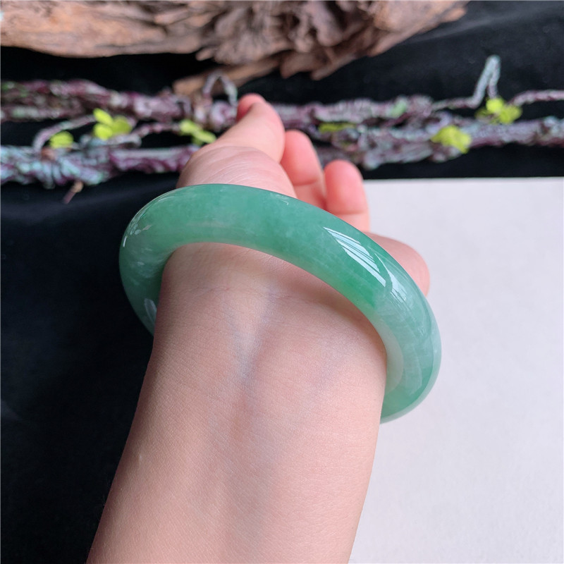 7月新品 鸿玉翡翠55圈口冰糯种阳绿色圆条玉手镯女款正品31JJ0718