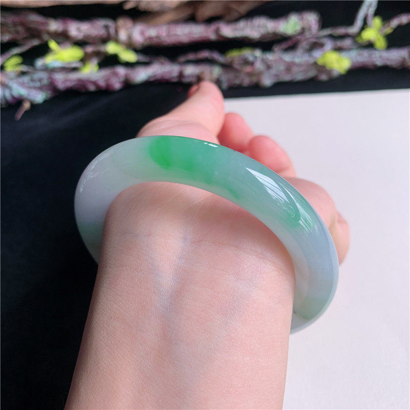 6月新品 鸿玉翡翠54圈口冰糯种飘绿圆条玉手镯女款正品42JJ0603