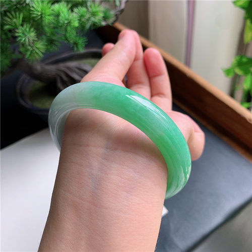 8月新品 鸿玉翡翠59圈口冰糯种飘阳绿正圈玉手镯女款正品6H70829