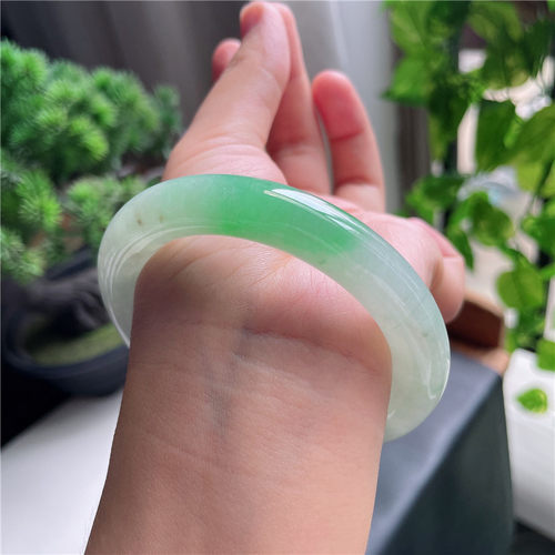 9月新品 鸿玉翡翠55圈口冰种飘阳绿圆条玉手镯女款正品2H60918