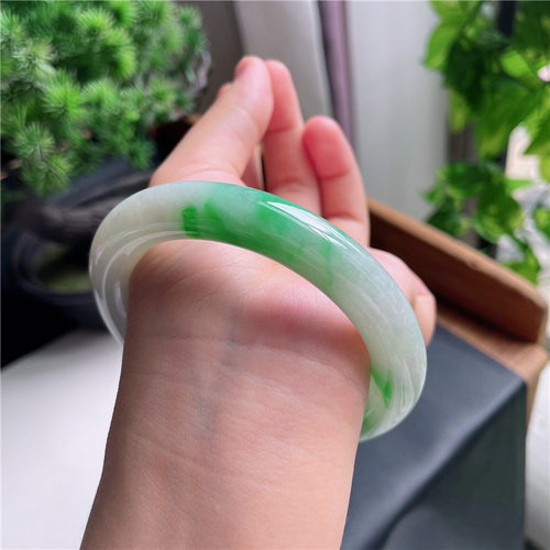 9月新品 鸿玉翡翠59圈口冰糯种飘阳绿圆条玉手镯女款正品1H30902