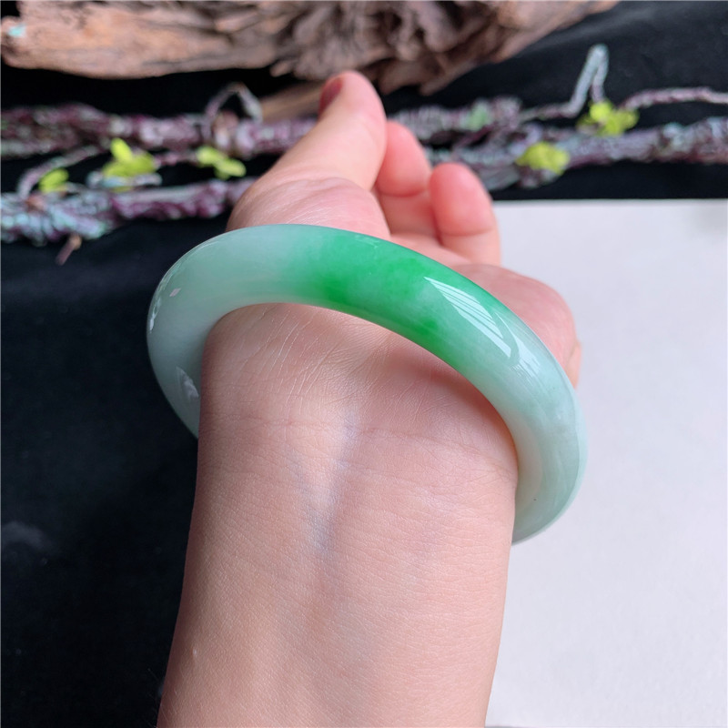 7月新品 鸿玉翡翠56圈口冰糯种飘阳绿圆条玉手镯女款正品4H30715