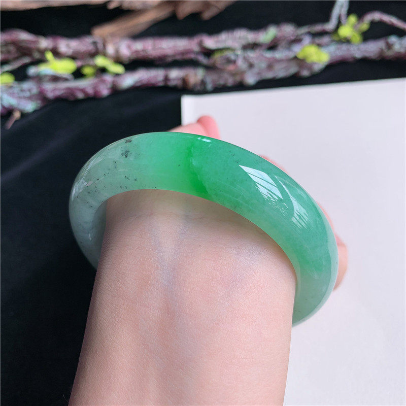 6月新品鸿玉翡翠58圈口冰糯种乌鸡花飘阳绿正圈玉手镯女款7A60602