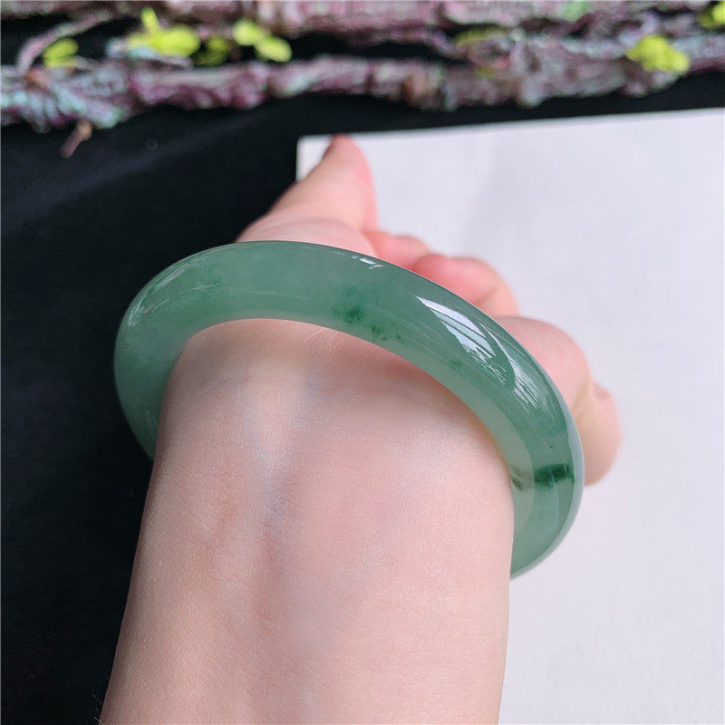 5月新品 鸿玉翡翠53圈口冰糯种飘绿花圆条玉手镯女款正品9V30529