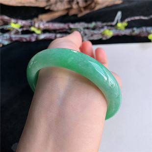 7月新品 鸿玉翡翠56圈口冰糯种满色果阳绿正圈玉手镯女款6W40702