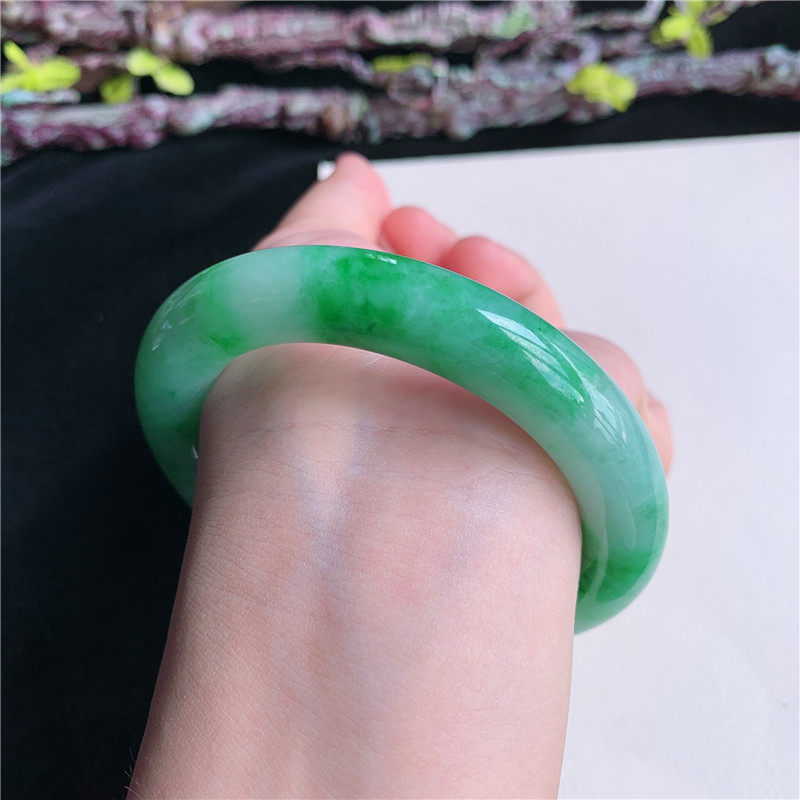 6月新品 鸿玉翡翠56圈口冰糯种飘阳绿圆条玉手镯女款正品10D10604