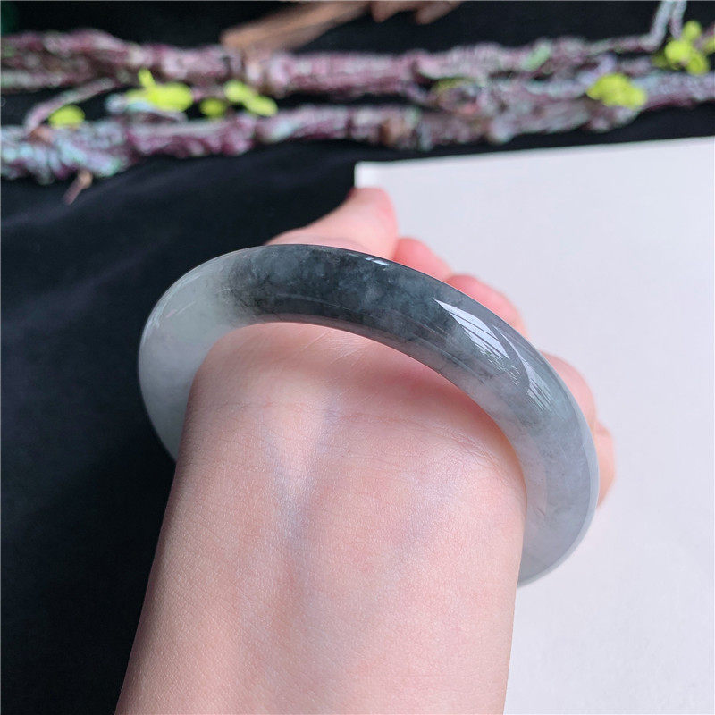 6月新品 鸿玉翡翠54圈口冰糯种飘乌鸡圆条玉手镯女款正品4Q90602