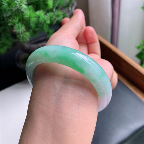 9月新品 鸿玉翡翠54圈口冰种飘阳绿正圈玉手镯女款正品31G50902