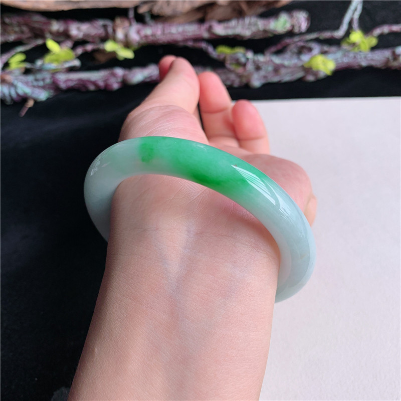 7月新品 鸿玉翡翠56圈口冰糯种飘阳绿圆条玉手镯女款正品7H30717