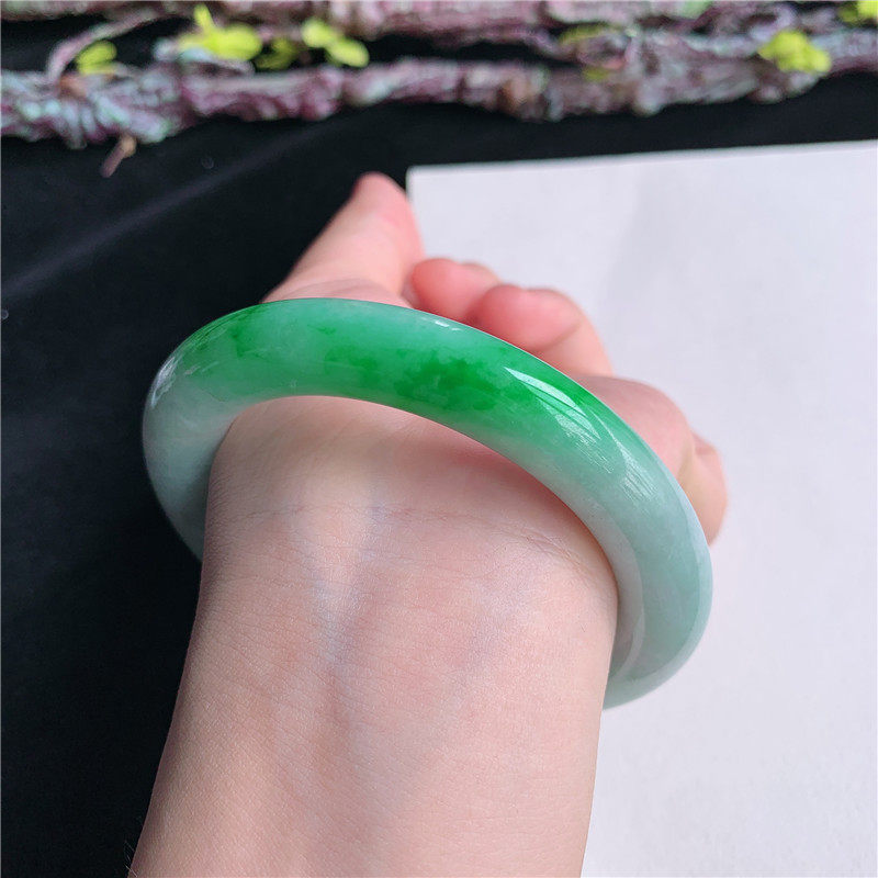 5月新品 鸿玉翡翠57圈口冰糯种飘阳绿圆条玉手镯女款正品35F70529