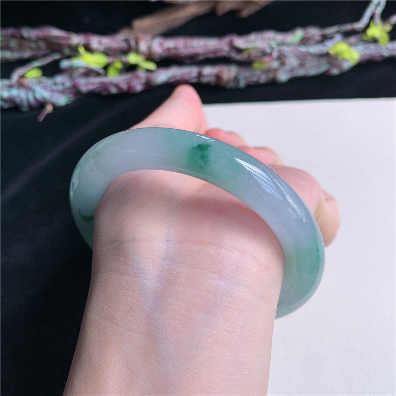 5月新品 鸿玉翡翠59圈口冰糯种飘绿花圆条玉手镯女款正品11Y40528