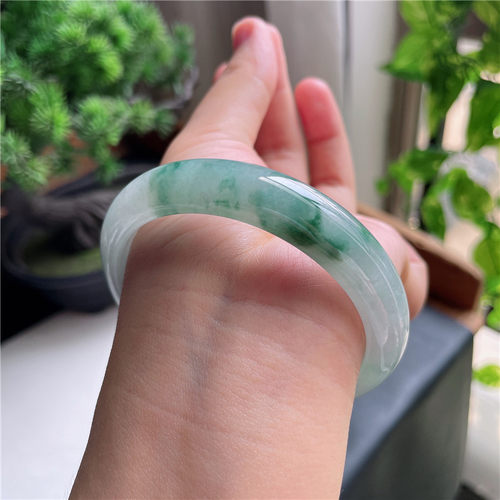 9月新品 鸿玉翡翠58圈口冰种飘绿花正圈玉手镯女款正品2F70918