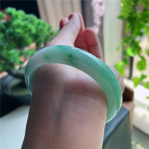 10月新品 鸿玉翡翠58圈口冰糯种飘绿花正圈玉手镯女款正品7J91010