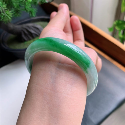 8月新品 鸿玉翡翠55圈口冰糯种飘阳绿正圈玉手镯女款正品3L30829