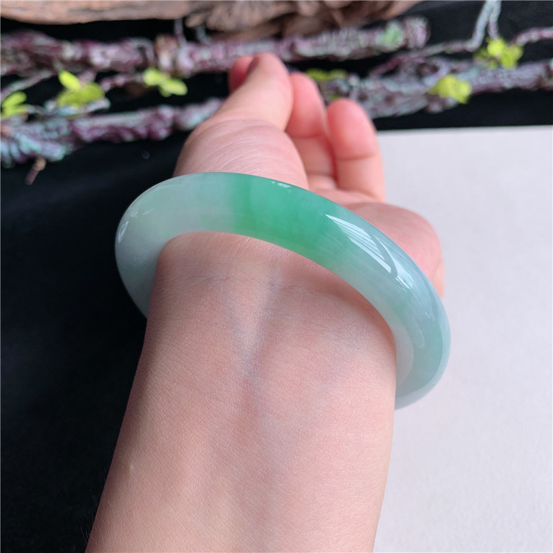 7月新品 鸿玉翡翠53圈口冰糯种飘阳绿圆条玉手镯女款正品4Y40717