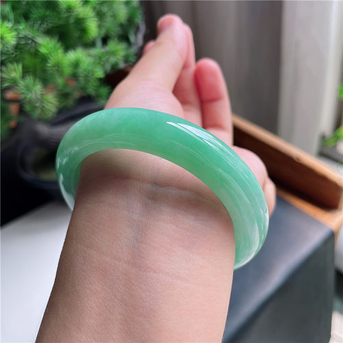9月新品 鸿玉翡翠54圈口冰种飘阳绿正圈玉手镯女款正品2H70915