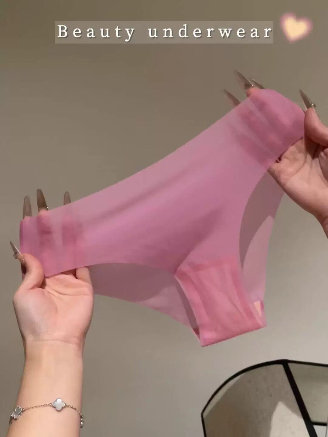 一片式无痕冰丝内裤女款纯棉裆低腰性感运动瑜伽裸感打底三角短裤