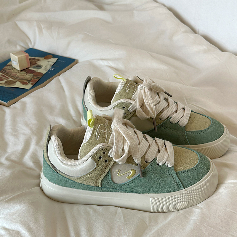 港风秋季百搭青绿小白鞋低帮女2025小众面包鞋chic休闲运动板鞋子