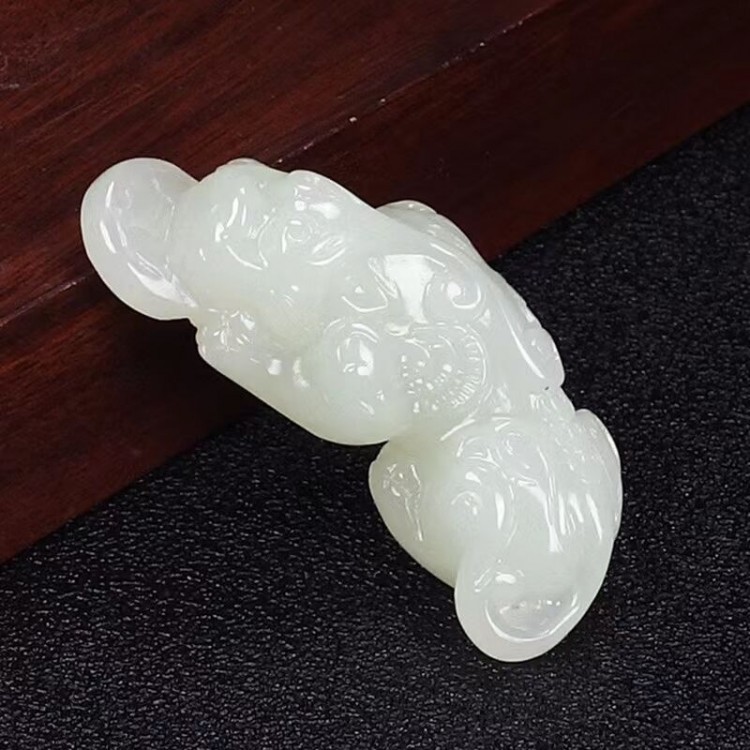 天然新疆和田玉貔貅吊坠白玉吐钱招财转运玉坠男女款吉祥物玉佩