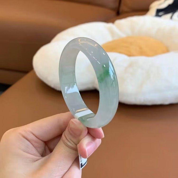 冰糯种飘蓝花翡翠处理玉镯子