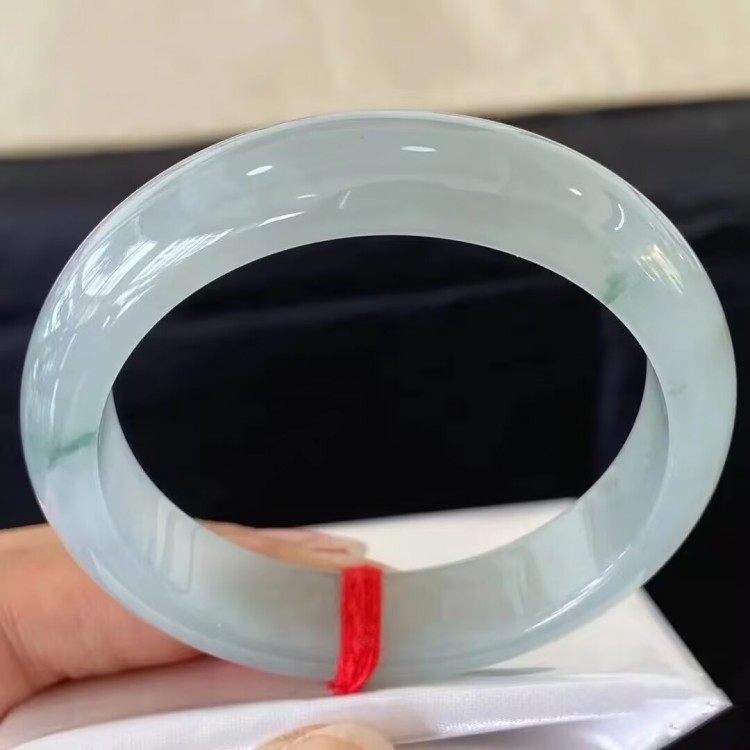 高冰冰糯种浅绿色翡翠处理玉手镯