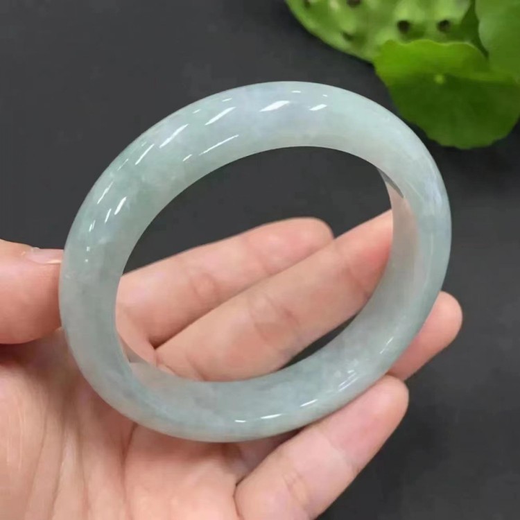 冰糯种淡绿色翡翠处理玉手镯