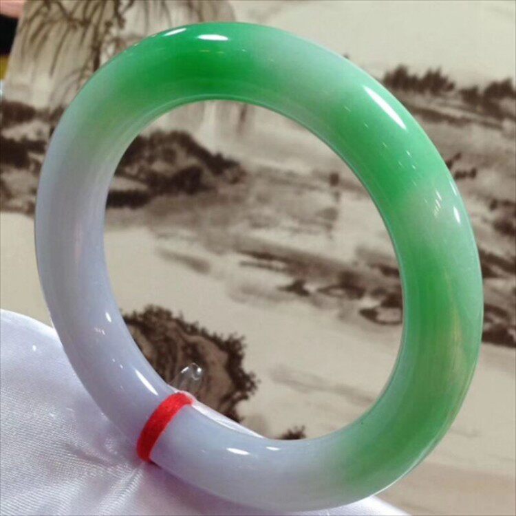 冰糯种春彩阳绿色正装翡翠玉镯子