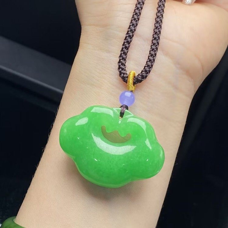 满阳辣绿翡翠处理平安锁挂件