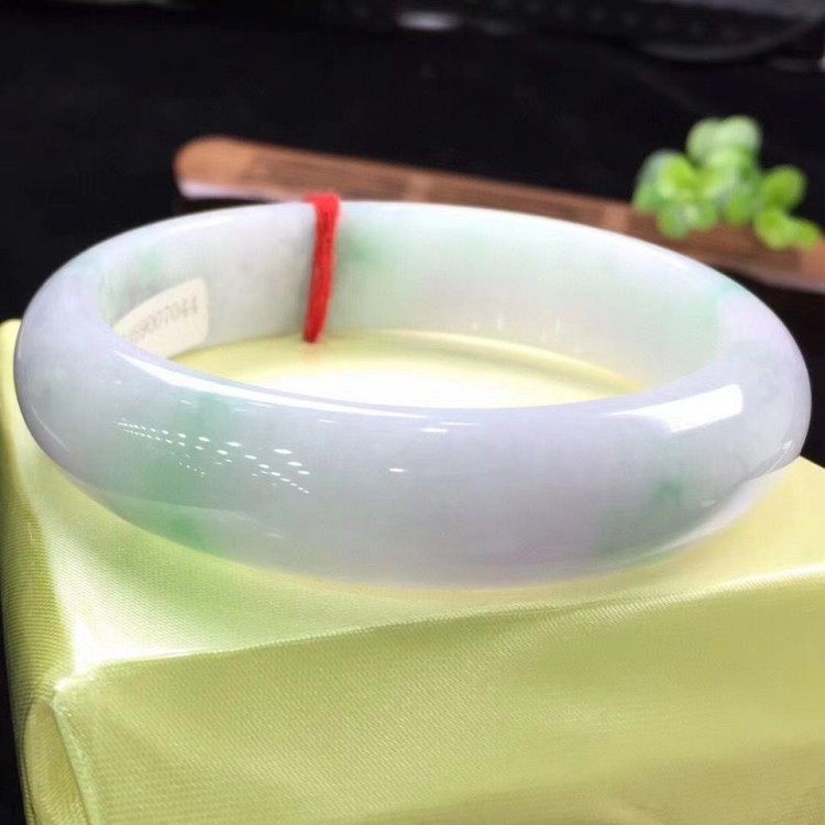 春带彩紫飘绿花翡翠处理玉镯