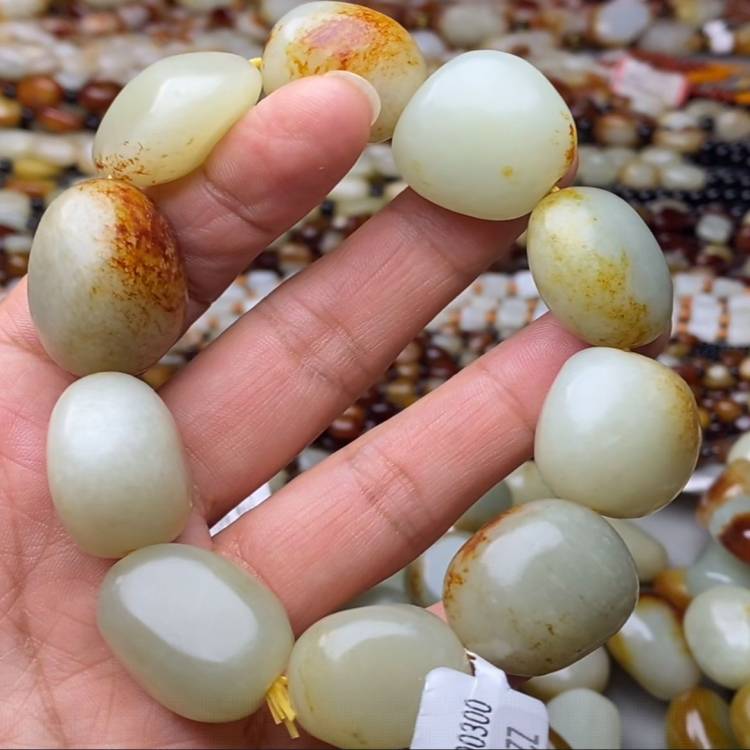 白玉带黄沁皮原石籽料手链手串