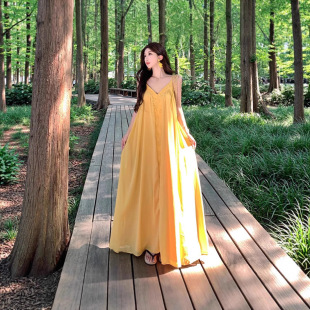 2025跨境新品海边度假风吊带连衣裙女2025夏季新款黄色氛围感露背