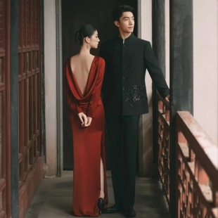 影楼复古民国中式 礼服馆婚纱照礼服 美学园林风优雅露背酒红设计款