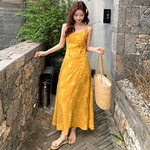 法式独特漂亮甜美显瘦长裙女夏2025新款姜黄色蝴蝶印花吊带连衣裙图片