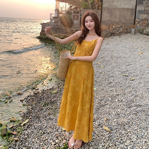 法式独特漂亮甜美显瘦长裙女夏2025新款姜黄色蝴蝶印花吊带连衣裙图片
