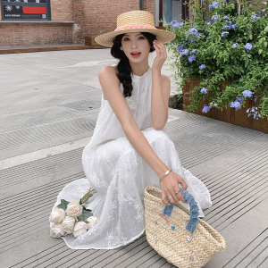 度假风蕾丝拼接百搭无袖挂脖刺绣长裙2025夏季新款浪漫白色连衣裙图片
